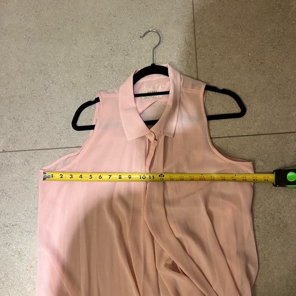 Guess sleeveless drape front button down blouse - Picture 4 of 8